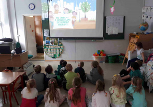 Dzieci oglądają fim edukacyjny